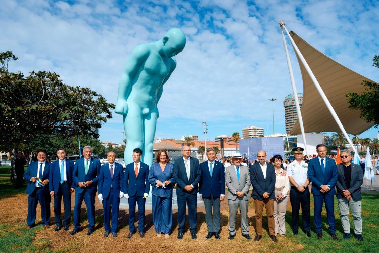 El Puerto de Las Palmas y Corea estrechan lazos con la inauguración del Greetingman, una escultura símbolo mundial de paz y amistad