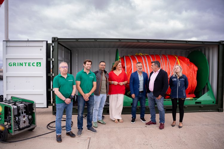 Una nueva barrera oceánica de 600 metros refuerza el sistema anticontaminación del Puerto de Las Palmas