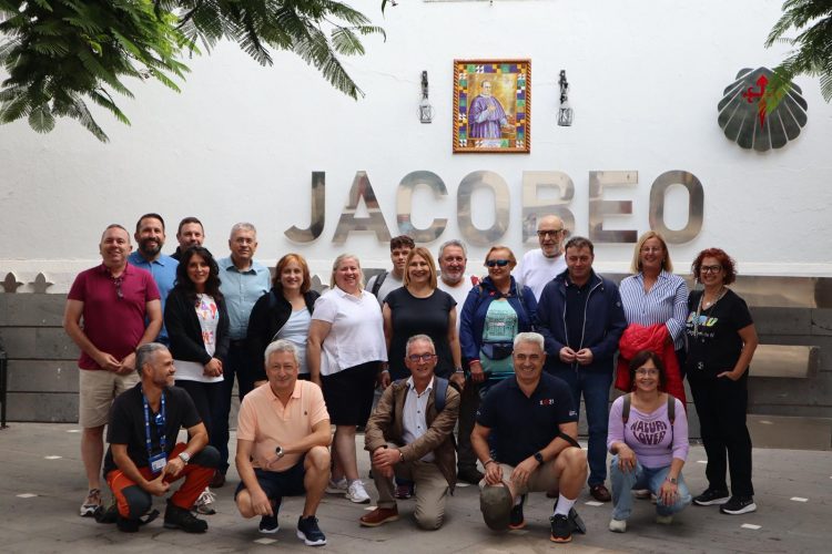Los alcaldes gallegos del Camino de Santiago Francés visitan Tunte y andan el Paso de La Herradura