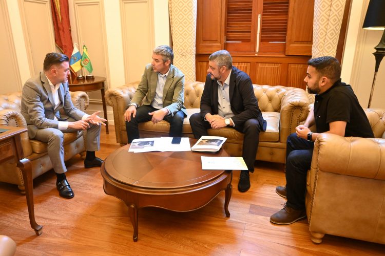 El Ayuntamiento y el Gobierno de Canarias acuerdan la firma de un convenio para la gestión del Puerto de Sardina