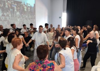 Mayores y jóvenes estudiantes de Mogán celebran juntos los Finaos