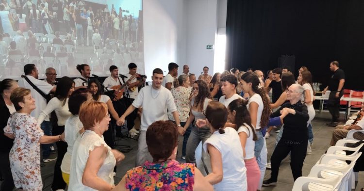 Mayores y jóvenes estudiantes de Mogán celebran juntos los Finaos