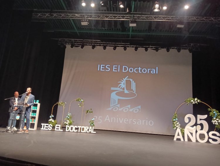 El Ayuntamiento reitera su compromiso con la educación pública en el aniversario del IES Doctoral