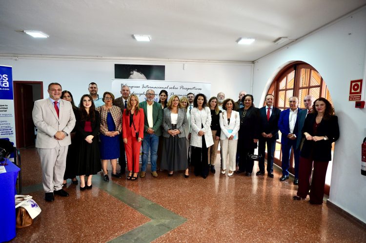 Mensaje de unidad de las instituciones públicas para combatir la violencia de género en el Congreso Internacional en Vecindario