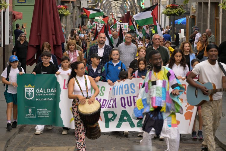Gáldar marcha por la paz y la solidaridad reivindicando el derecho a migrar