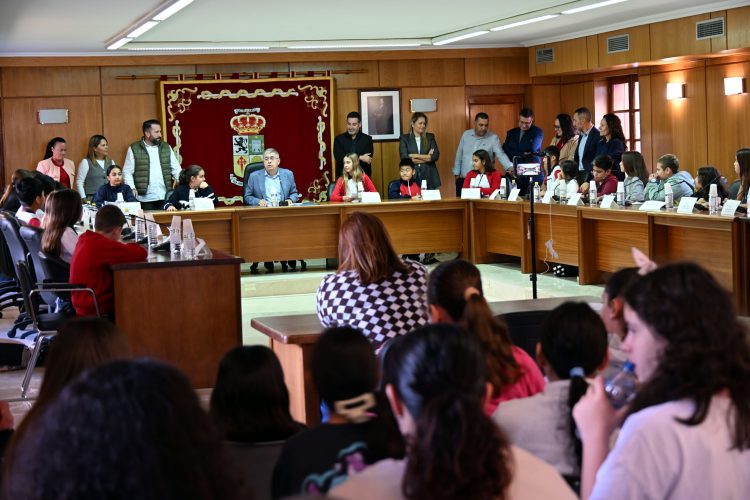 Sesenta escolares protagonizan el Pleno Infantil 2025 dentro del proyecto ‘Creando un Mundo Justo’