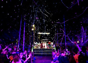 La iluminación de la Zona Comercial de Vecindario anuncia la Navidad en Santa Lucía de Tirajana