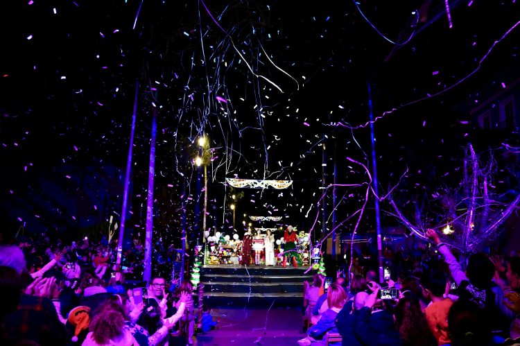 La iluminación de la Zona Comercial de Vecindario anuncia la Navidad en Santa Lucía de Tirajana