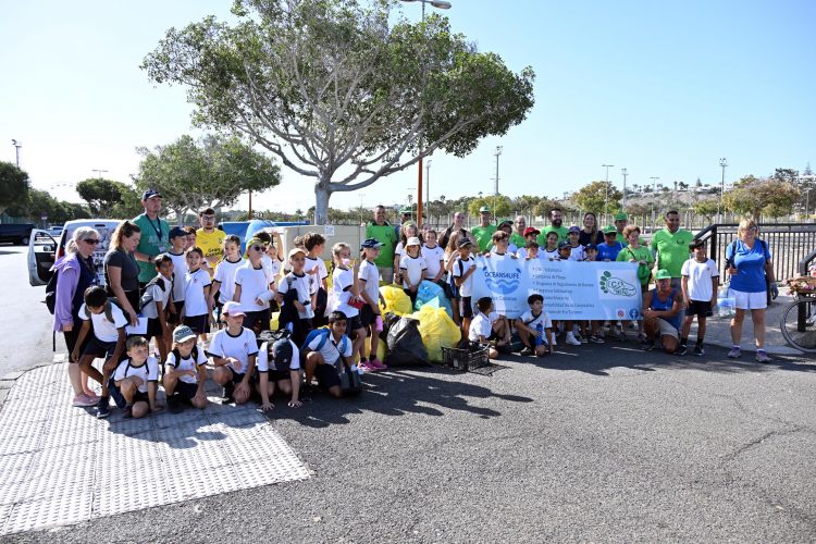 Colectivos, voluntariado y alumnado retiran 100 kilos de basura del Barranco de Maspalomas
