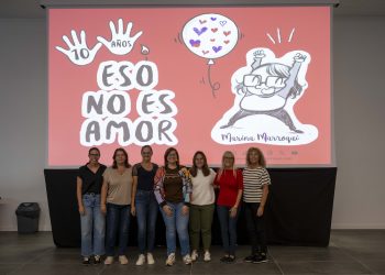 Marina Marroquí despierta el pensamiento crítico del alumnado de Mogán con el monólogo ‘Eso no es amor’