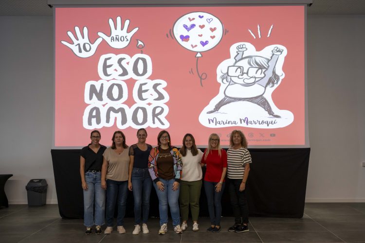 Marina Marroquí despierta el pensamiento crítico del alumnado de Mogán con el monólogo ‘Eso no es amor’