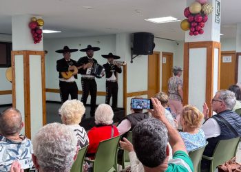 El Centro de Mayores de Telde celebra ‘Compartiendo momentos’ con mariachis y un desayuno entre sus usuarios