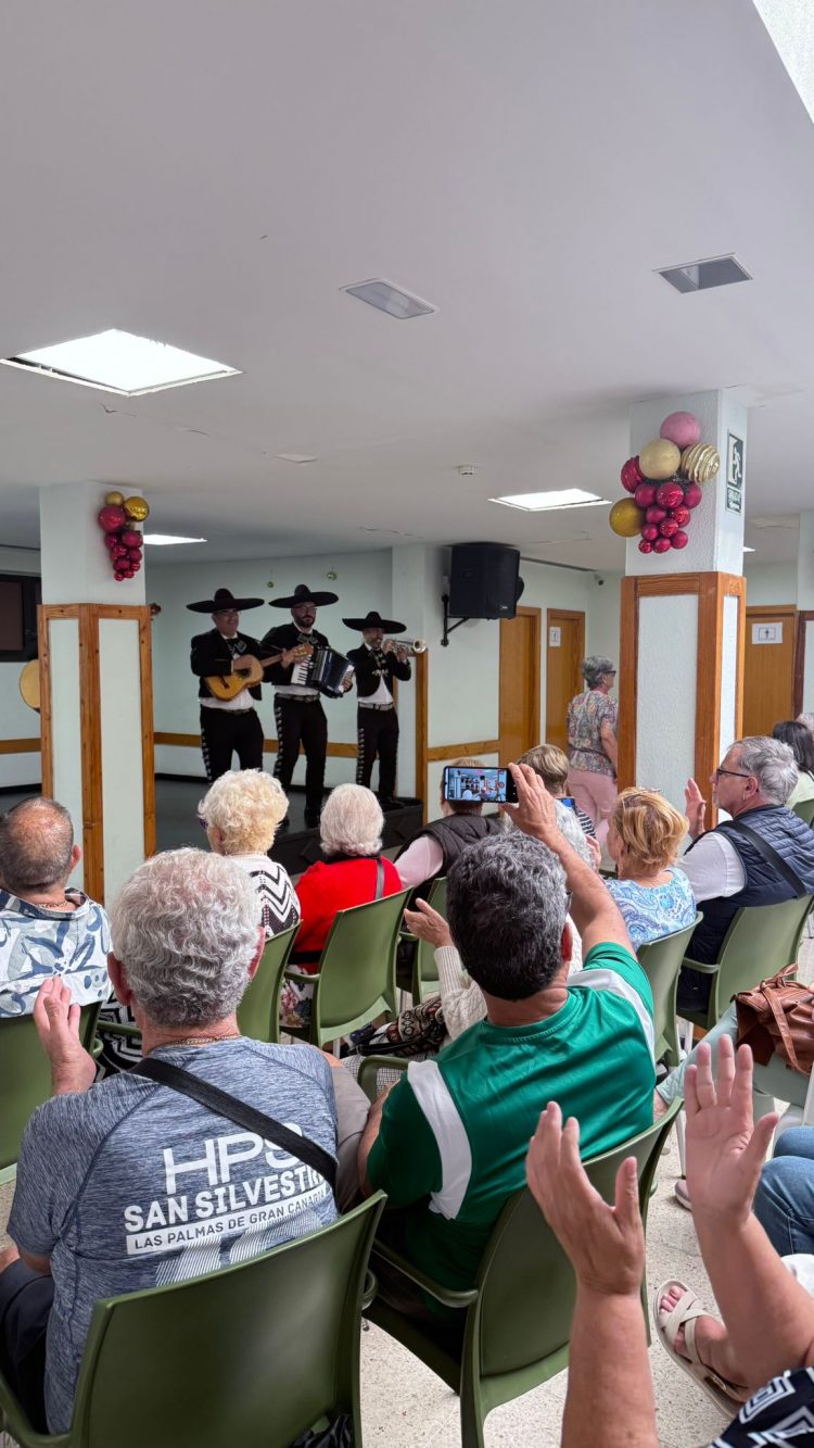 El Centro de Mayores de Telde celebra ‘Compartiendo momentos’ con mariachis y un desayuno entre sus usuarios
