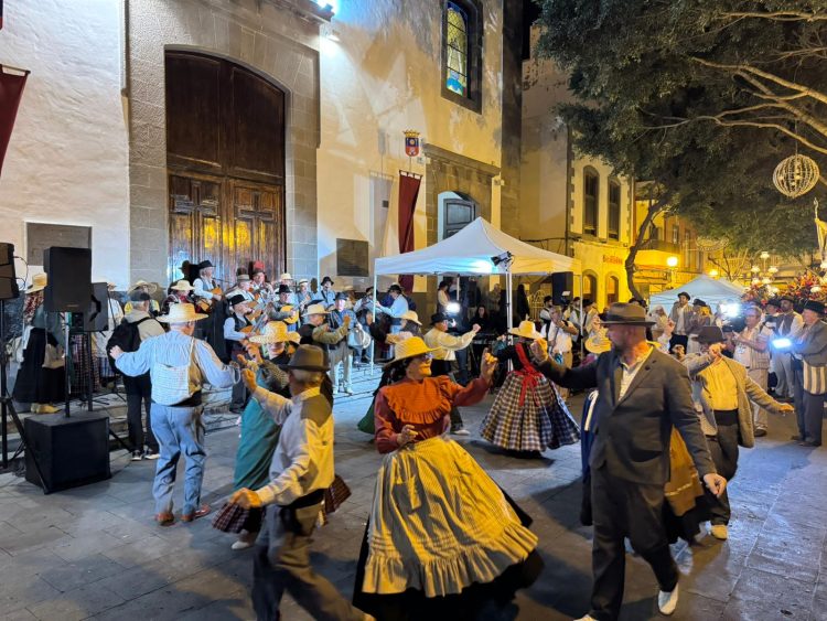 Las siete carretas participantes en la Romería en honor a San Gregorio ofrendan 7.000 kilos de alimentos al copatrono de Telde