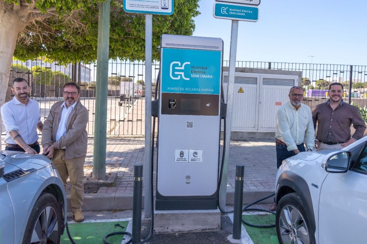 Vecindario cuenta con un nuevo punto de carga para vehículos eléctricos junto al Recinto Ferial