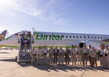 Los Sabandeños y Los Gofiones vuelan con Binter en la inauguración de la ruta entre Canarias y Sevilla
