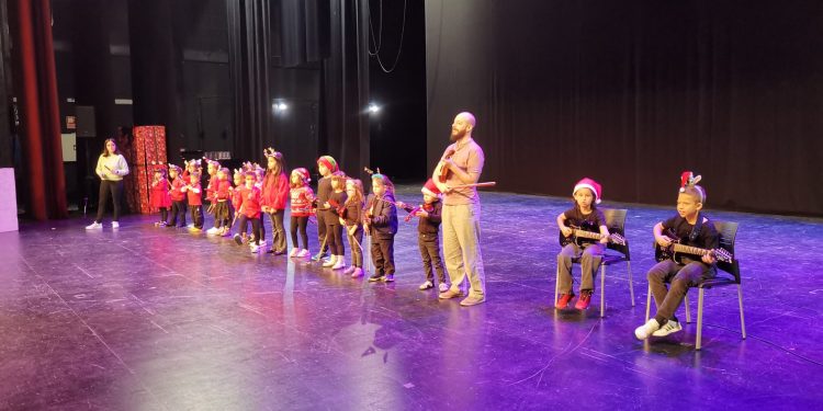La Escuela Municipal de Música de Agüimes llena de magia navideña el Teatro Auditorio