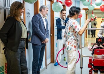 Clavijo destaca la apuesta por la innovación sanitaria con la incorporación del primer exoesqueleto pediátrico de Canarias 