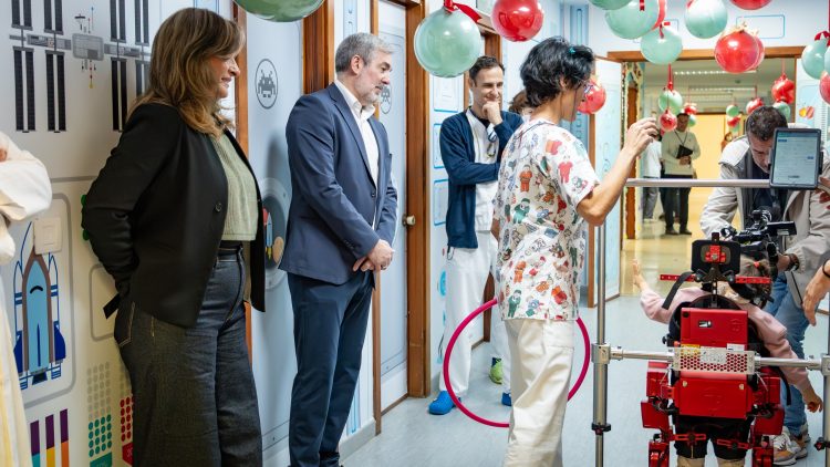 Clavijo destaca la apuesta por la innovación sanitaria con la incorporación del primer exoesqueleto pediátrico de Canarias