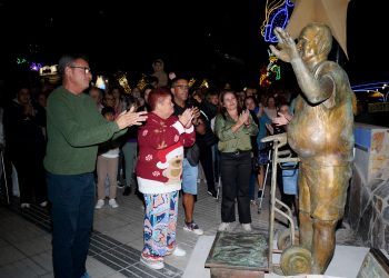 Playa de Mogán inaugura la escultura de su ‘niño fino’, Pedro Jesús Jiménez Rivero