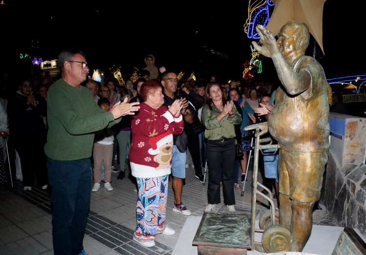 Playa de Mogán inaugura la escultura de su ‘niño fino’, Pedro Jesús Jiménez Rivero