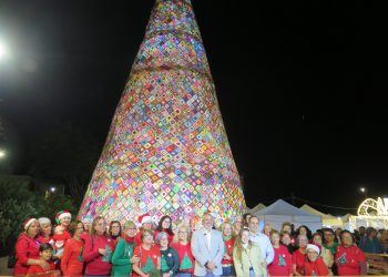 8.500 rosetas tejidas a mano por las vecinas de La Atalaya decoran el Árbol de Navidad del barrio