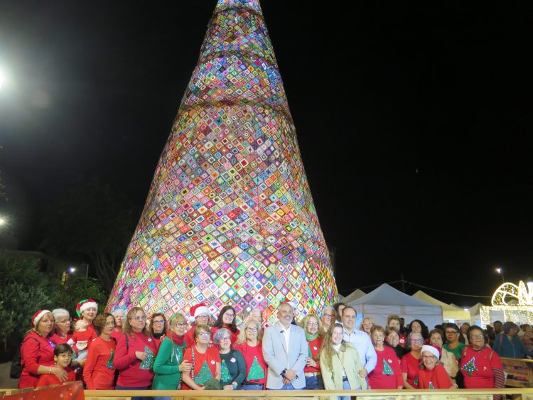 8.500 rosetas tejidas a mano por las vecinas de La Atalaya decoran el Árbol de Navidad del barrio
