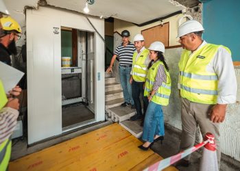 La instalación de ascensores marca un hito en la rehabilitación de Santa Águeda, en El Pajar, que ya supera el 63% de ejecución
