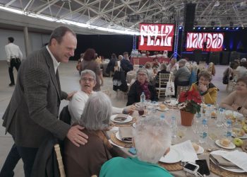 Más de 150 mayores de Agüimes celebran el tradicional almuerzo de Navidad en el Recinto Feria