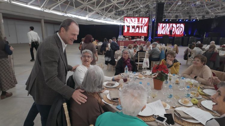 Más de 150 mayores de Agüimes celebran el tradicional almuerzo de Navidad en el Recinto Feria