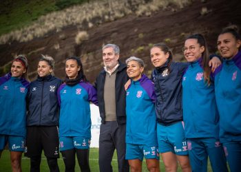 Clavijo alaba el talento y alto nivel competitivo del fútbol femenino canario en su visita al primer equipo del CD Tenerife