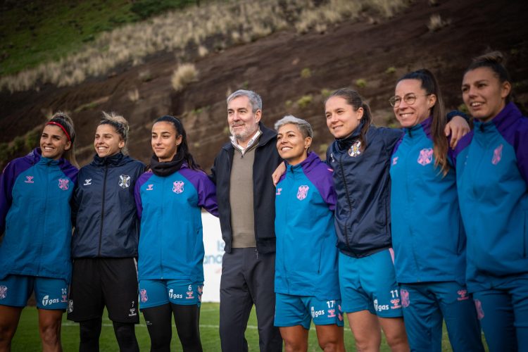 Clavijo alaba el talento y alto nivel competitivo del fútbol femenino canario en su visita al primer equipo del CD Tenerife