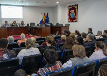 El Ayuntamiento y familias denuncian discriminación en el acceso al transporte escolar para el alumnado de Veneguera