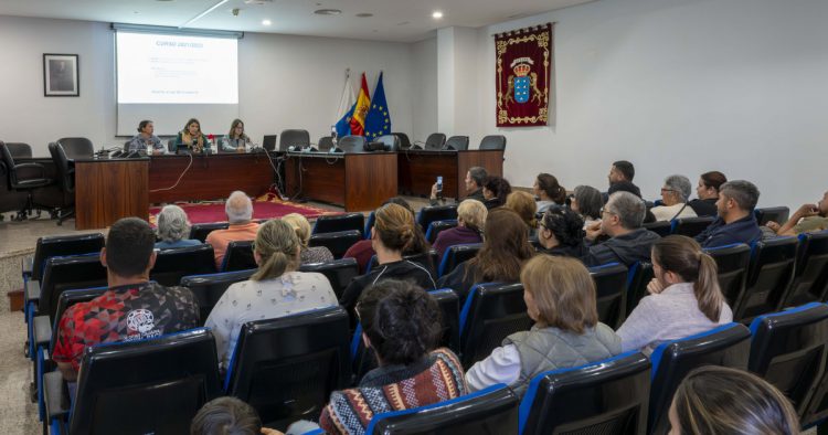 El Ayuntamiento y familias denuncian discriminación en el acceso al transporte escolar para el alumnado de Veneguera