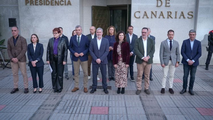 El Gobierno apela a la unidad para combatir la violencia de género en el acto de condena del último feminicidio