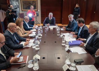 Clavijo convoca a cabildos, ayuntamientos, empresarios y sindicatos para enriquecer aún más el Decreto Canarias