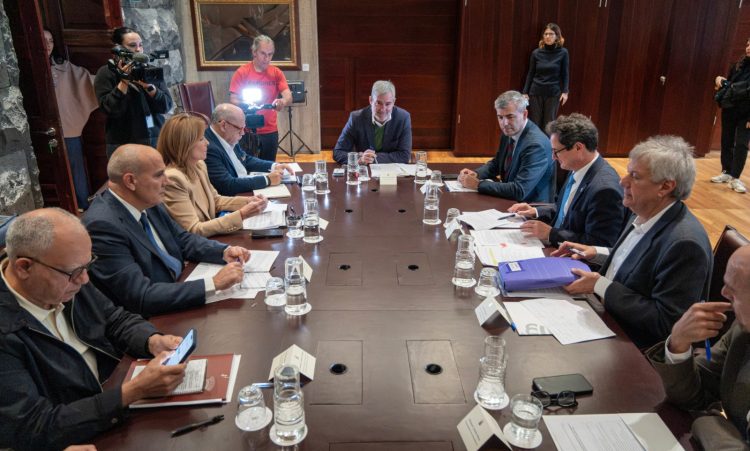 Clavijo convoca a cabildos, ayuntamientos, empresarios y sindicatos para enriquecer aún más el Decreto Canarias
