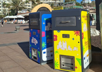 La concejalía de Limpieza inicia la instalación de 43 papeleras autocompactadoras en el litoral de Maspalomas Costa Canaria