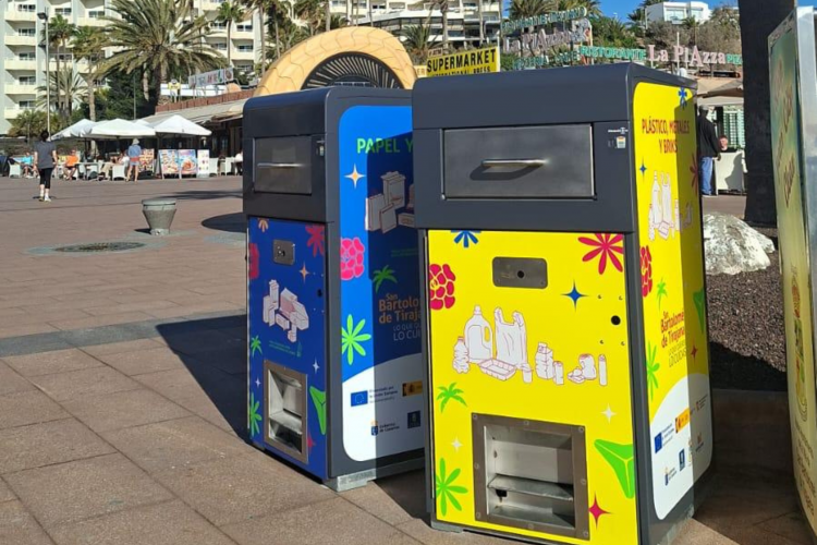 La concejalía de Limpieza inicia la instalación de 43 papeleras autocompactadoras en el litoral de Maspalomas Costa Canaria