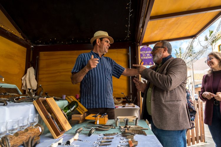 La Feria de Navidad en la Avenida de Canarias ofrece los mejores productos de los artesanos y artesanas de Santa Lucía de Tirajana