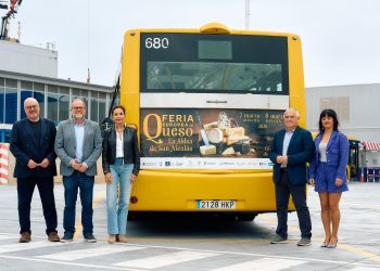 La Feria Europea del Queso arranca su promoción con dos vehículos de Guaguas Municipales