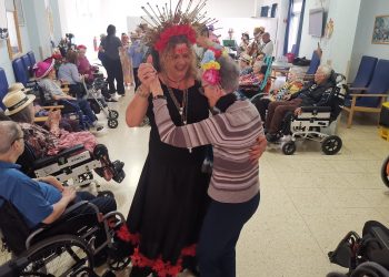 Los usuarios de la Residencia de Mayores de Agüimes viven una animada fiesta de carnaval