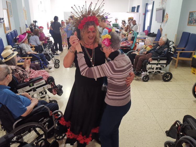 Los usuarios de la Residencia de Mayores de Agüimes viven una animada fiesta de carnaval