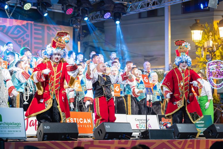 Los Serenquenquenes y ‘Los Calaíta’ se ganan al público de Agüimes con humor y desparpajo