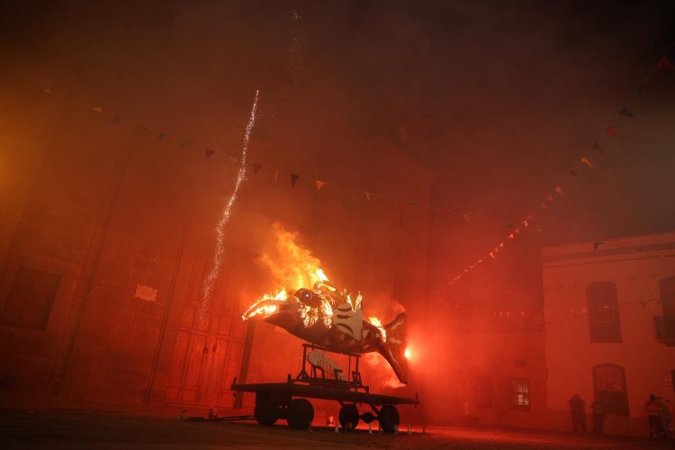 Agüimes celebra el Entierro de la Sardina entre lágrimas de cocodrilo y mucha diversión