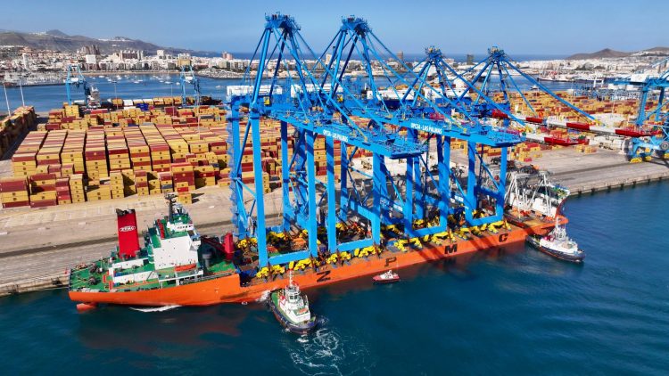 OPCSA inicia en el Puerto de Las Palmas la descarga de dos nuevos ‘titanes azules’ tras invertir 22,5 millones de euros