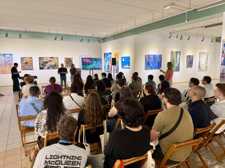 La gente joven presenta sus proyectos en la Fábrica de Ideas para la programación de 2026