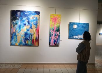 Silvita Genovese expone ‘Lux Mihi’, pinturas que cambian con la luz, en el Ateneo Municipal de Vecindario