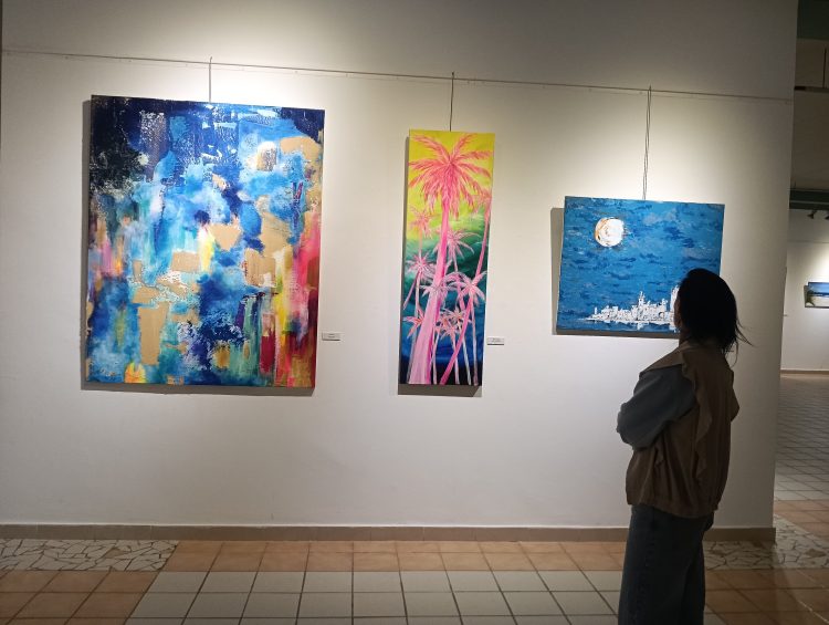Silvita Genovese expone ‘Lux Mihi’, pinturas que cambian con la luz, en el Ateneo Municipal de Vecindario