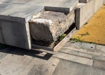 PSOE denuncia el “lamentable” estado de abandono de la zona turística y exige explicaciones por el contrato de las hamacas investigado por la Fiscalía